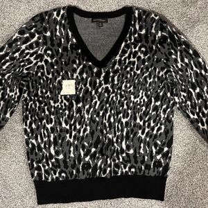 Banana Republic V-neck Pullover Leopard Print Sweater!